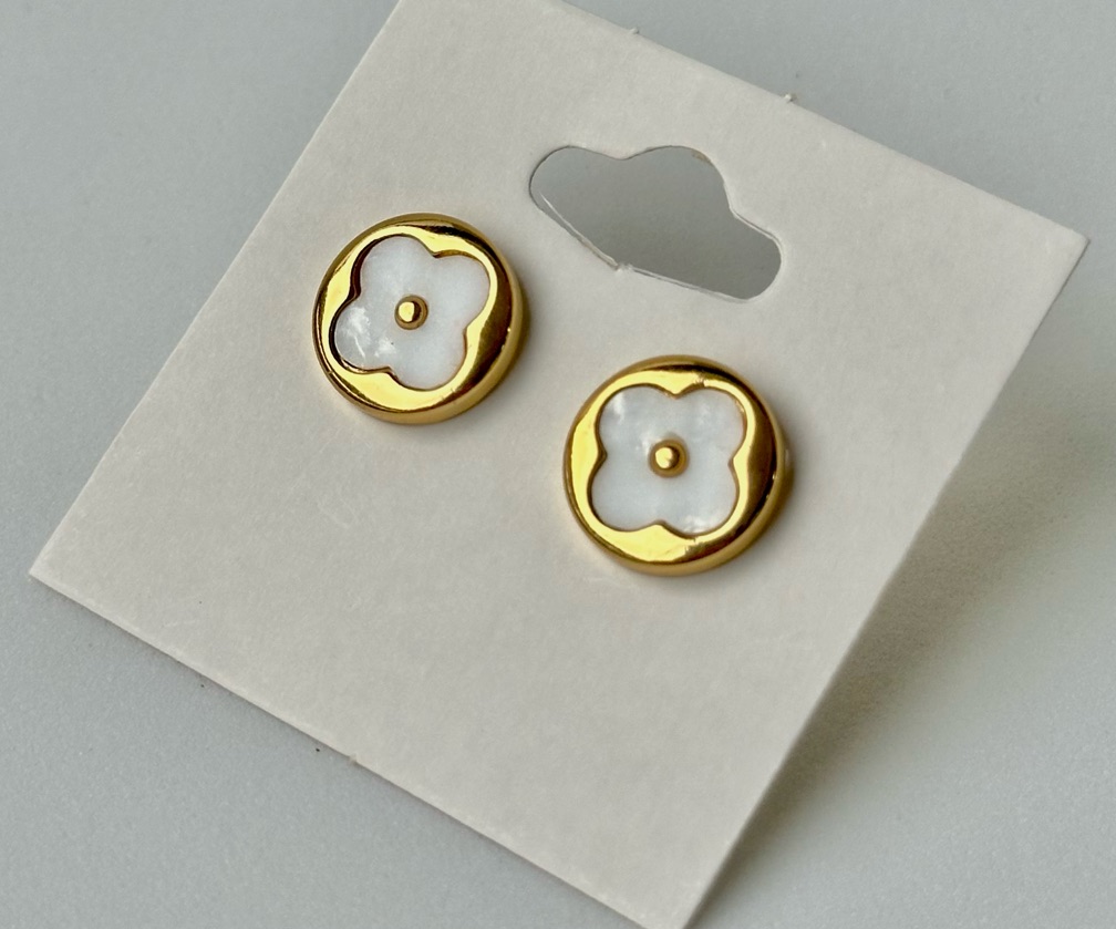 Brinco madrepérola dourado