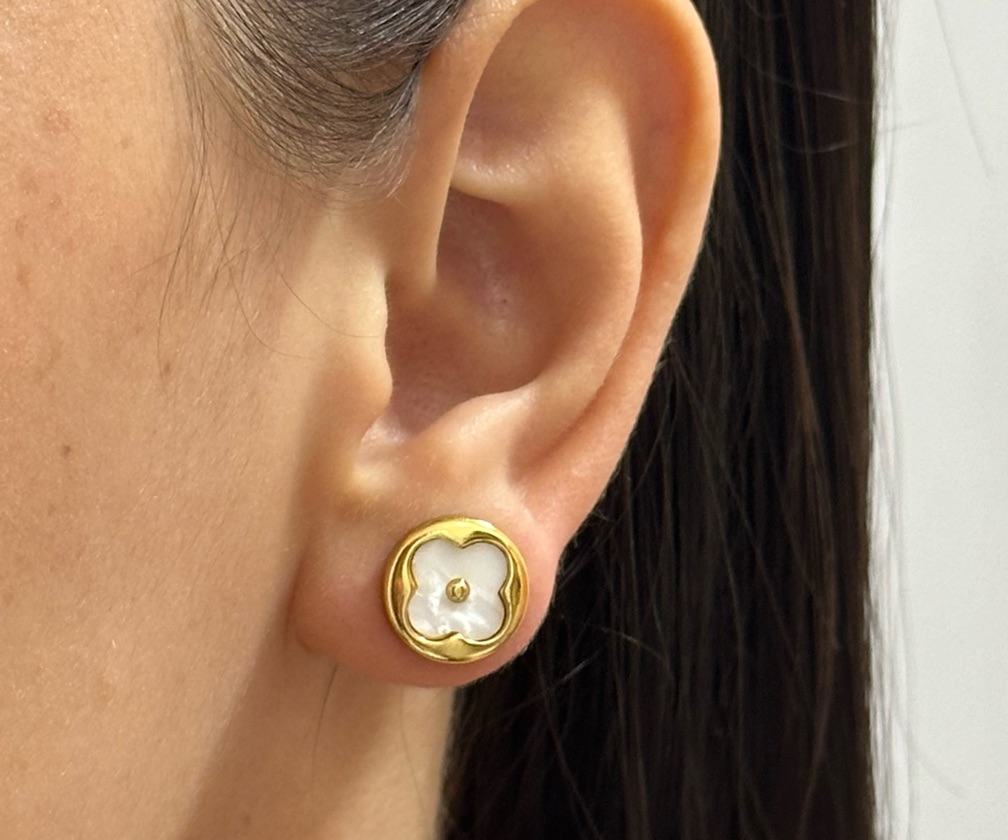 Brinco madrepérola dourado
