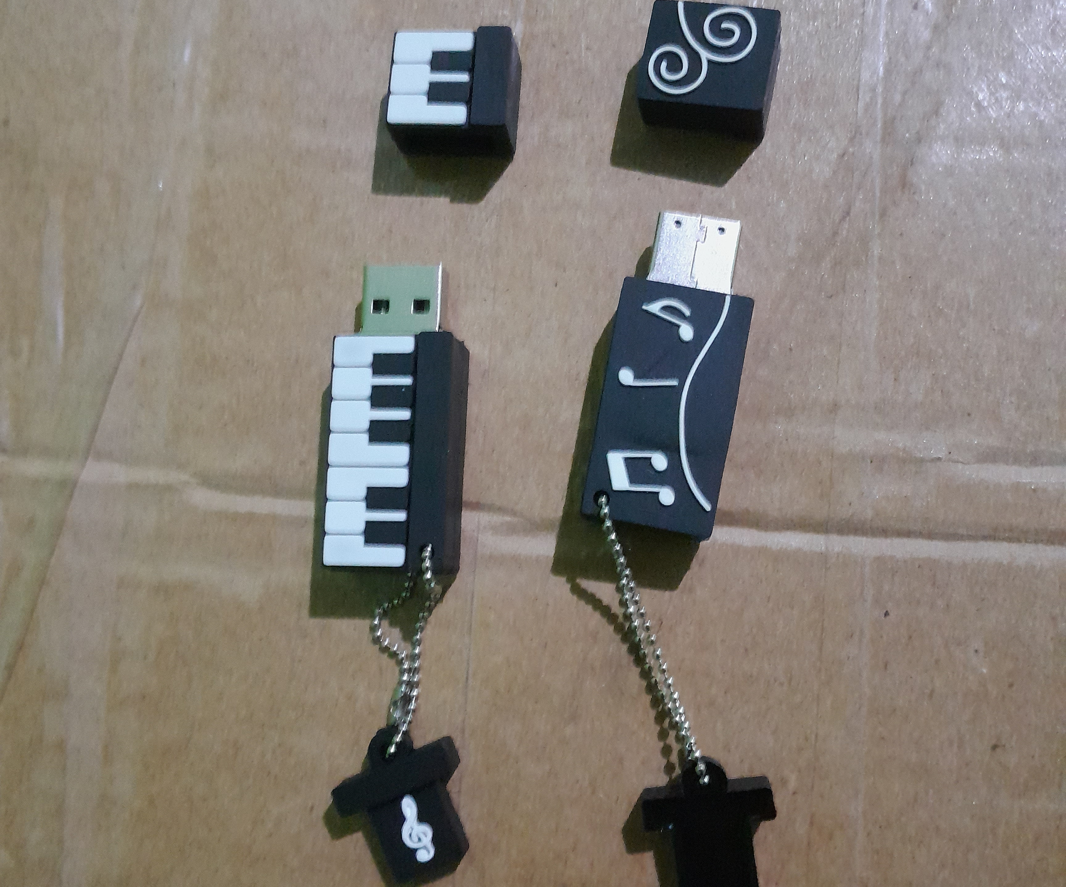 USB teclas de piano y detalle musical con ritmos. 16 Gb