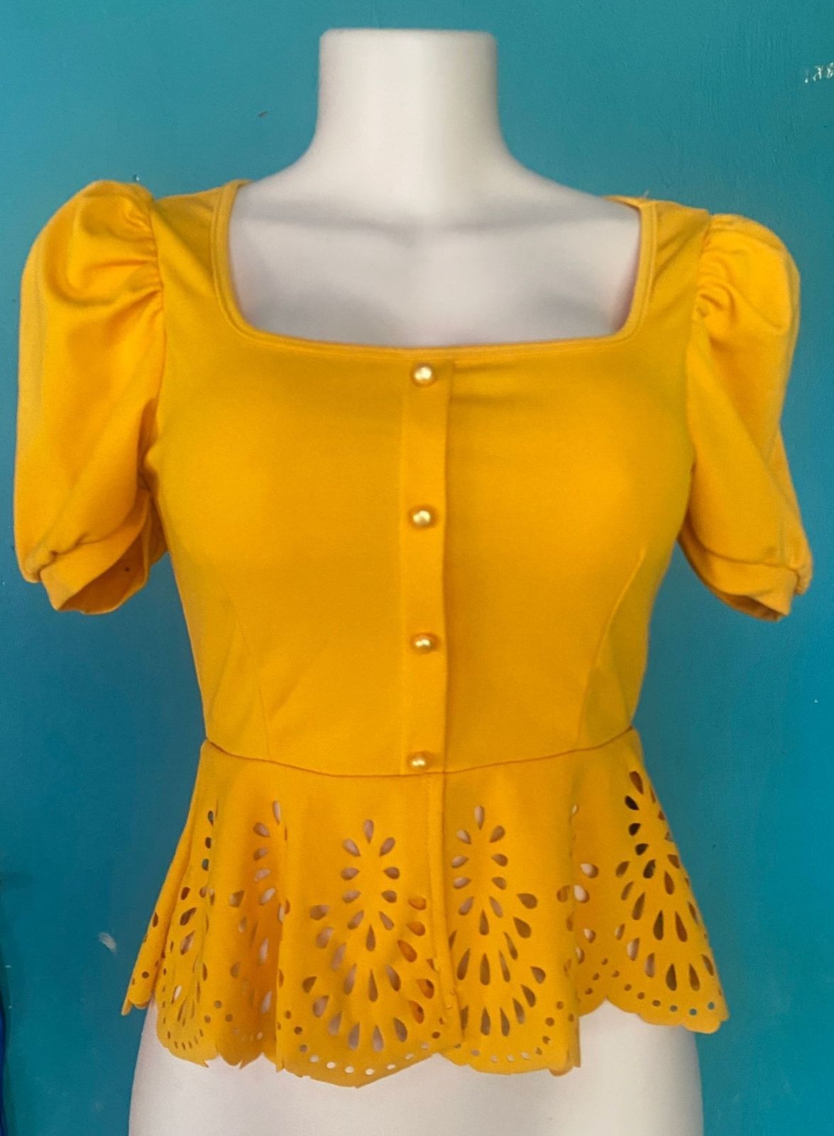 BLUSA CON MANGAS ABULLONADAS Y DETALLE DE ENCAJE