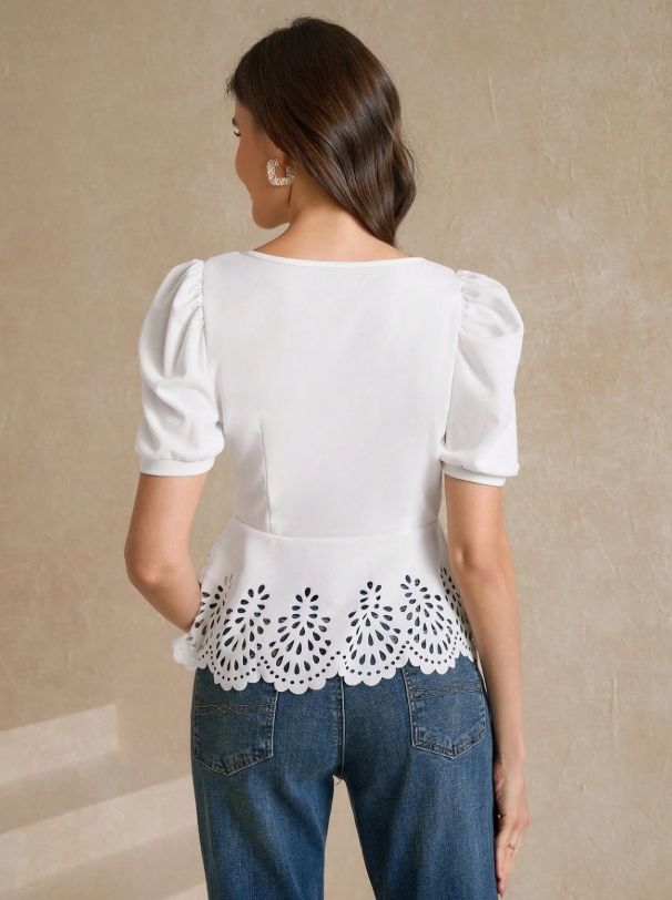 BLUSA CON MANGAS ABULLONADAS Y DETALLE DE ENCAJE