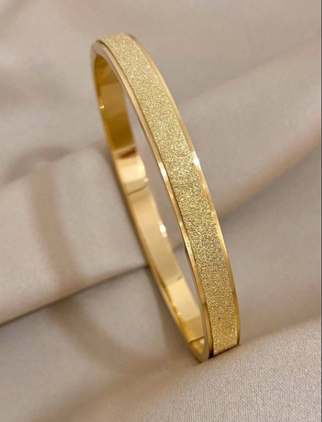 Pulsera dorada brillante con textura