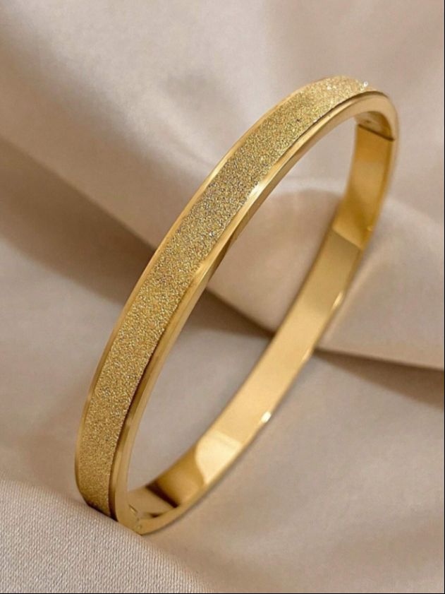 Pulsera dorada brillante con textura