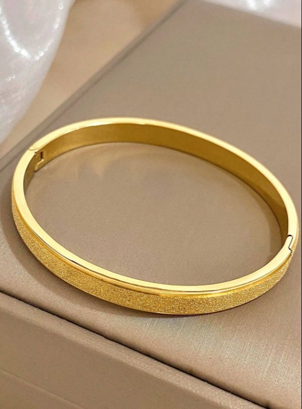 Pulsera dorada brillante con textura