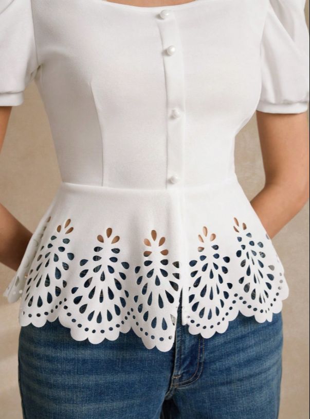 BLUSA CON MANGAS ABULLONADAS Y DETALLE DE ENCAJE