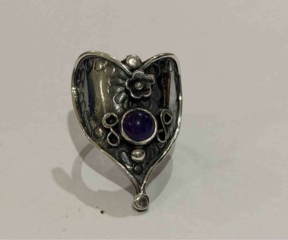 Anillo hoja de corazón y amatista