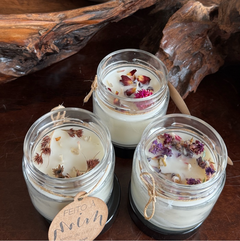 Velas Veganas e flores do campo