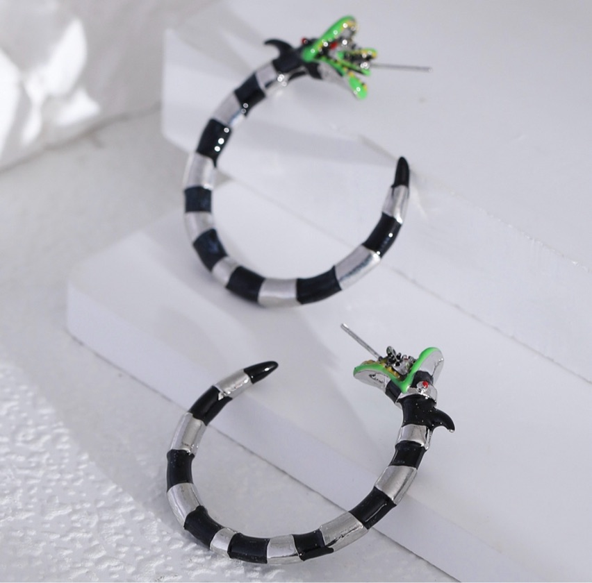 Aretes Aro Blanco y Negro con Diseño de Beettlejuice