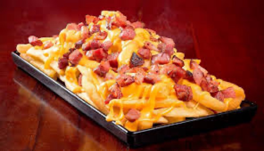 Batata Frita com cheddar e bacon