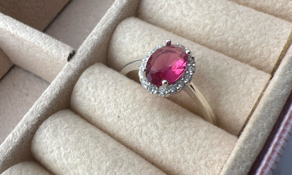 Anel oval rosa escuro cravejada Tm 22