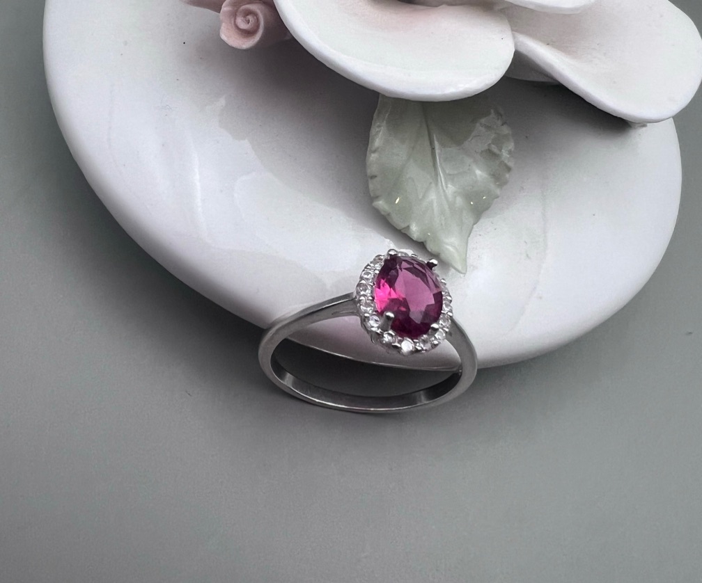 Anel oval rosa escuro cravejada Tm 22