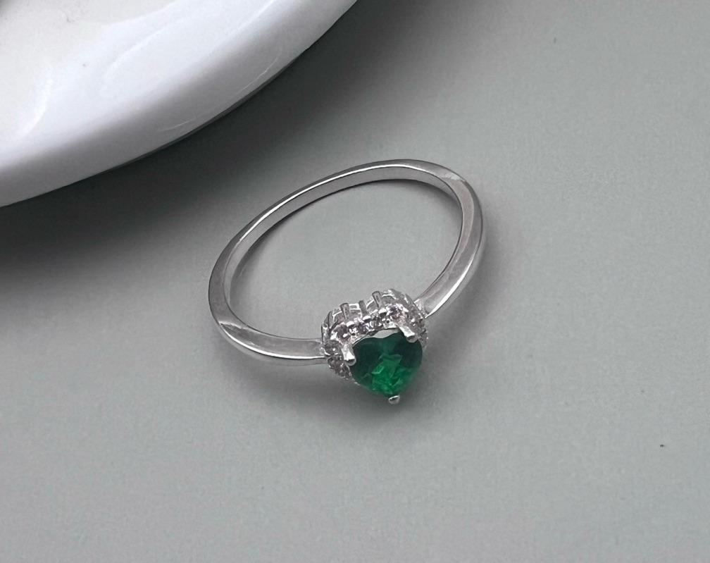 Anel coração verde esmeralda cravejado tm22
