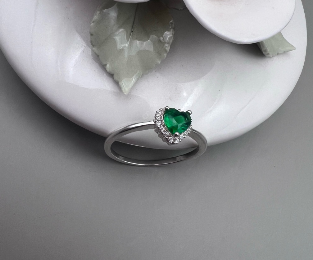 Anel coração verde esmeralda cravejado tm22