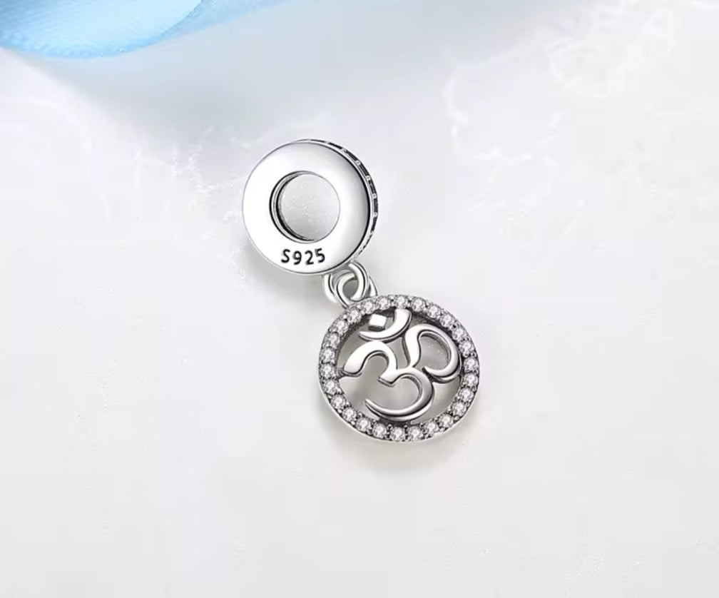 Charm Om Plata 925