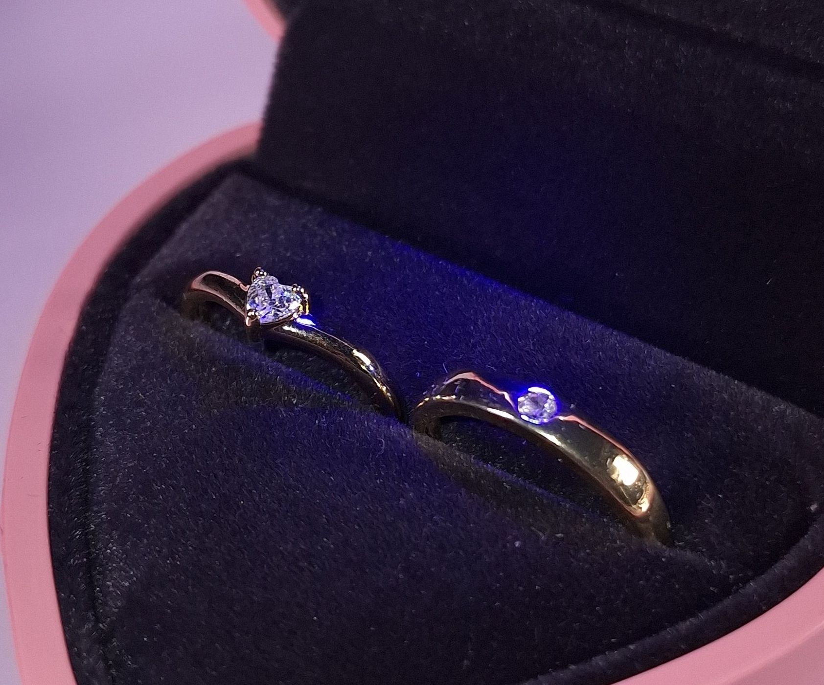 ANILLOS DE PAREJA❤️ Modelo Corazón 💗Cofre de Luz Corazón Rosa