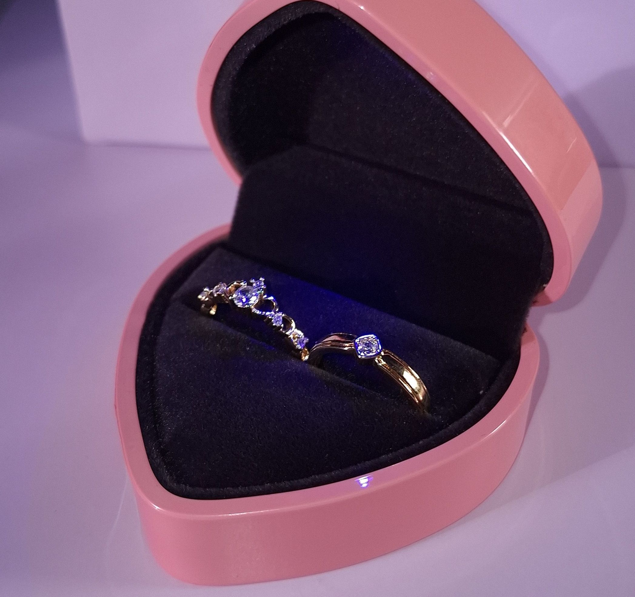 ANILLOS DE PAREJA❤️ DORADOS💗 Cofre de Luz Corazón Rosa