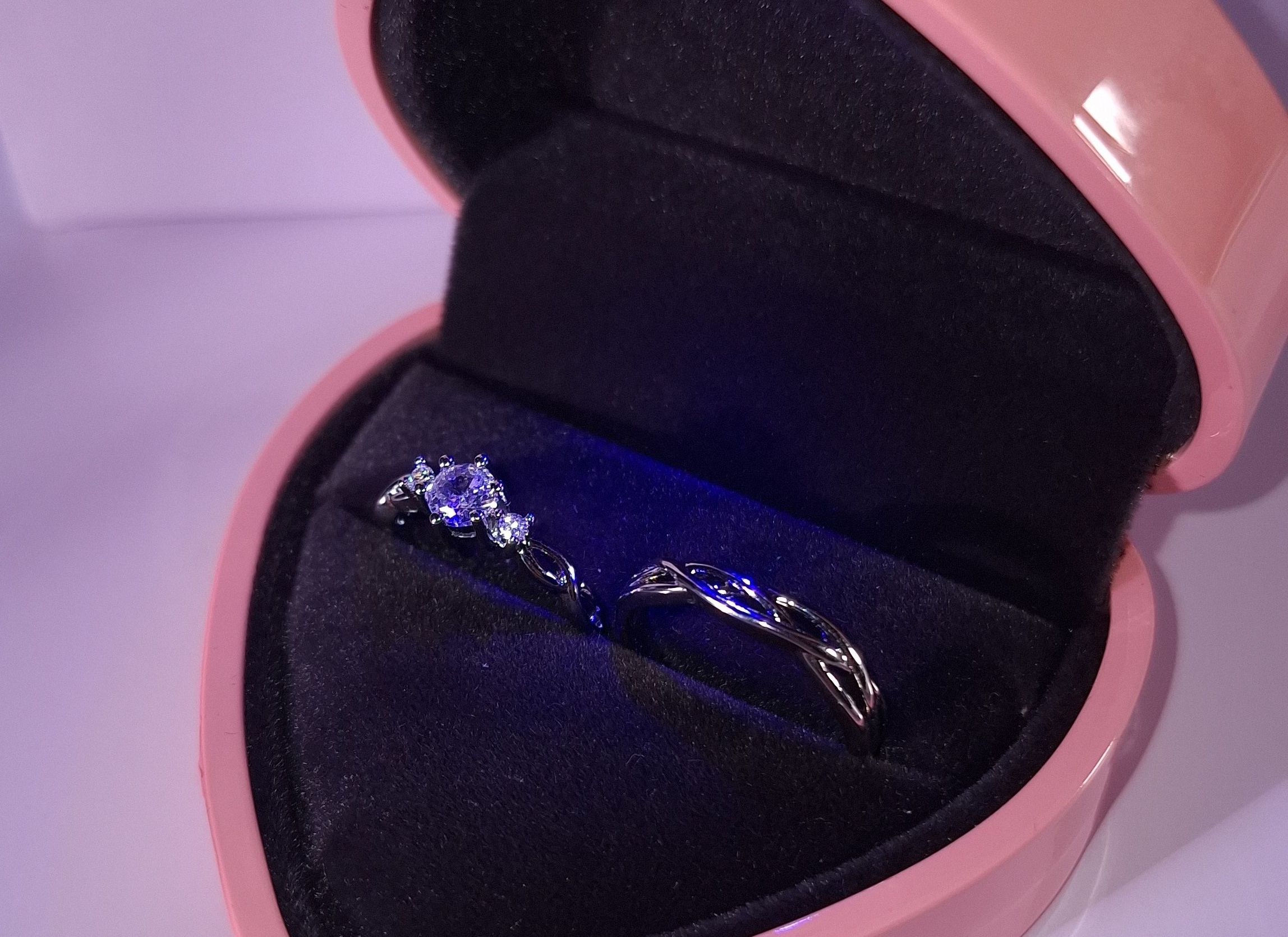 ANILLOS DE PAREJA ❤️ Incluye Cofre de Luz Corazón Rosa