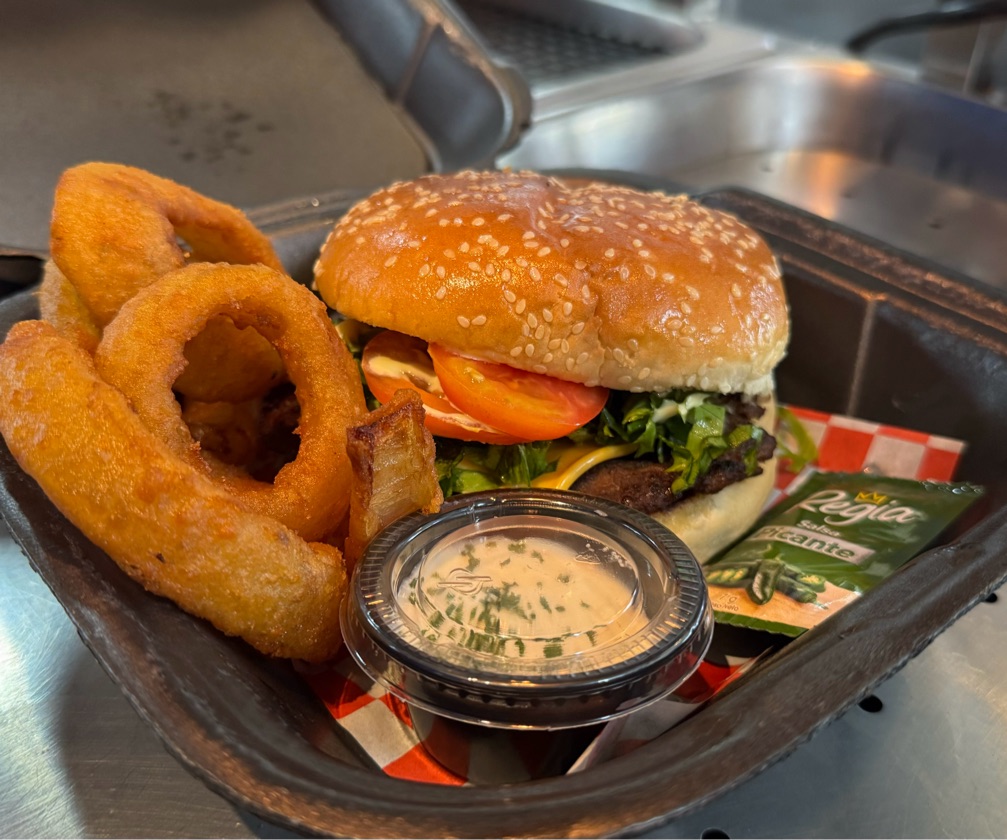 Burger res con aros de cebolla