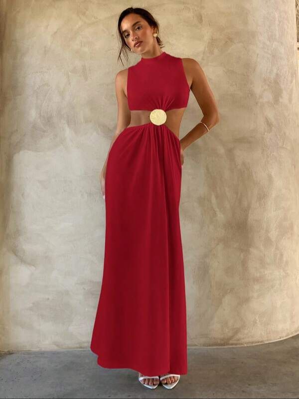Vestido largo rojo con corte lateral y detalle dorado