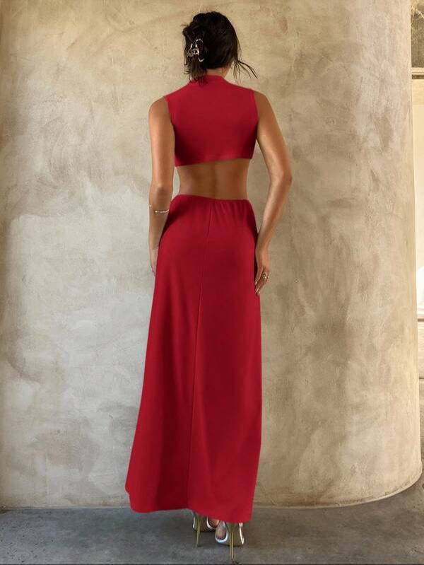 Vestido largo rojo con corte lateral y detalle dorado