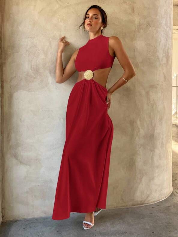 Vestido largo rojo con corte lateral y detalle dorado