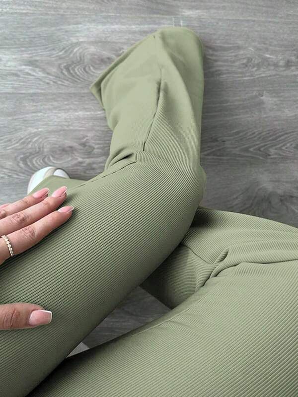 Conjunto de Ropa Deportiva Verde Oliva