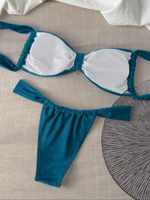 Bikini azul con adorno dorado