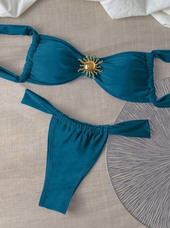 Bikini azul con adorno dorado