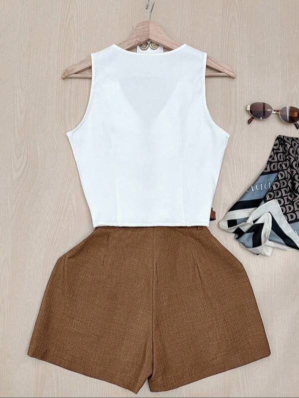 Conjunto de Top Blanco con Cordones y Shorts Marrones