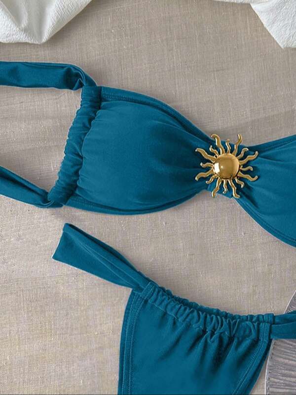 Bikini azul con adorno dorado
