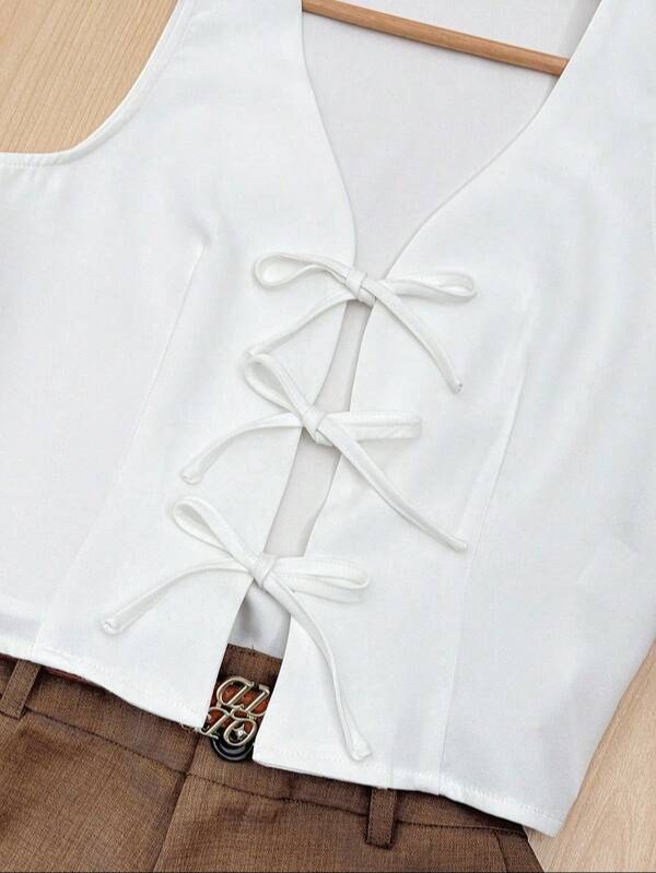 Conjunto de Top Blanco con Cordones y Shorts Marrones