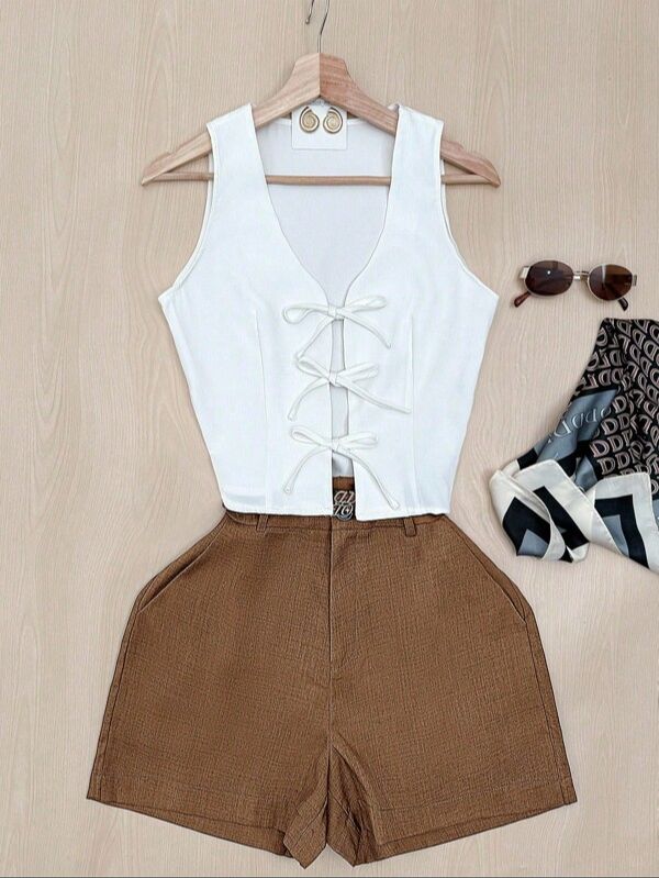Conjunto de Top Blanco con Cordones y Shorts Marrones