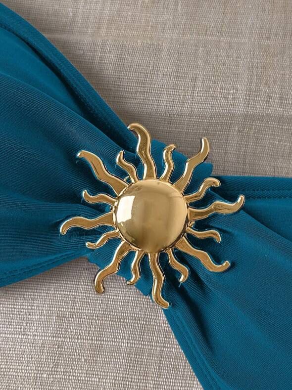 Bikini azul con adorno dorado