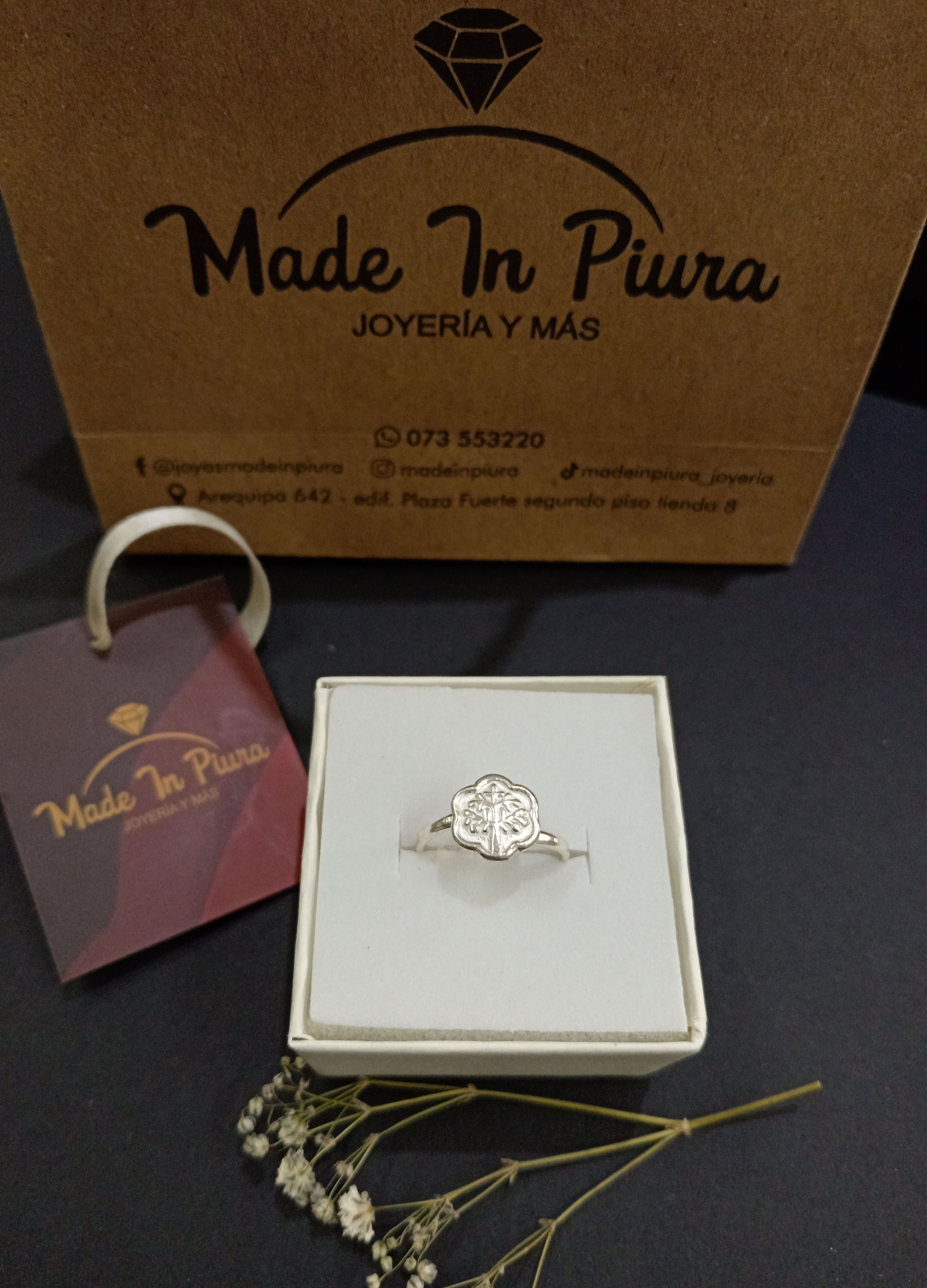 Anillo de plata regulable modelo flor con árbol de la vida calado