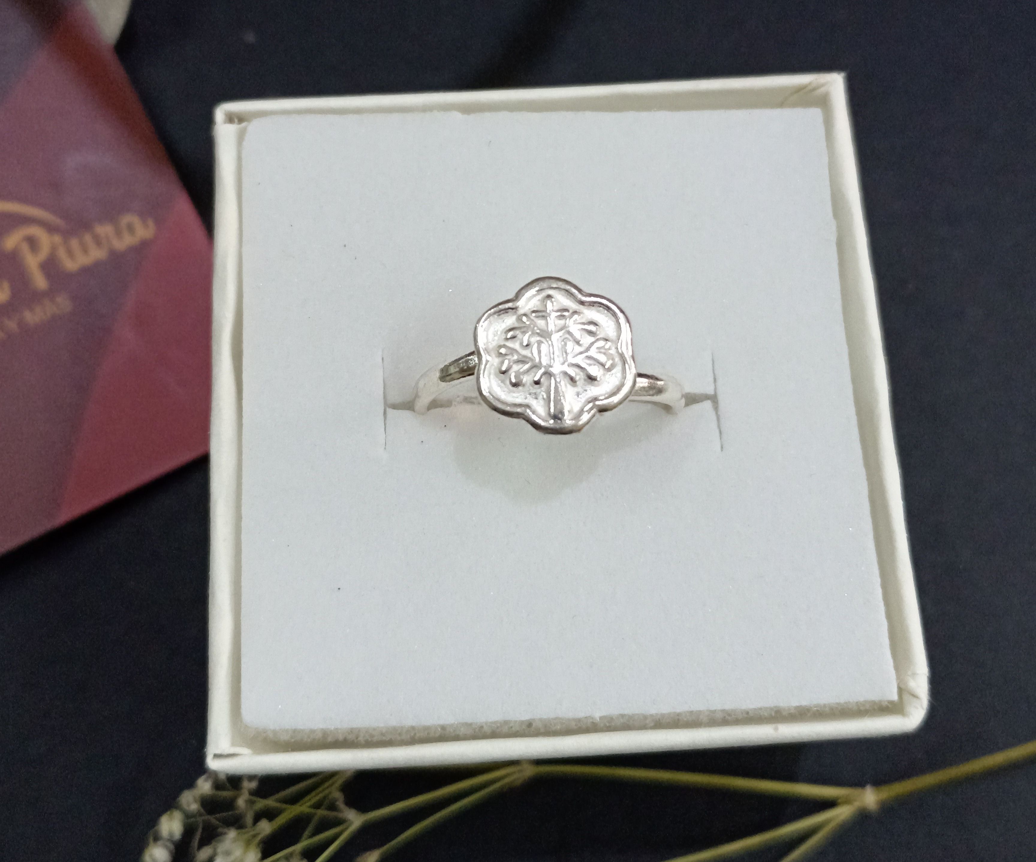 Anillo de plata regulable modelo flor con árbol de la vida calado