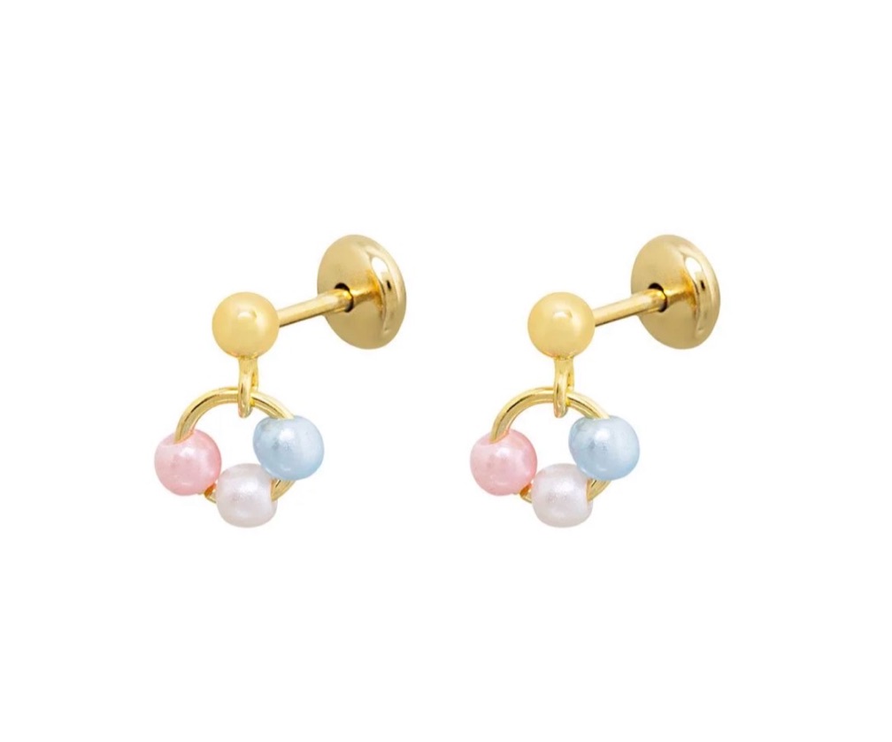 BRINCO INFANTIL BOLINHA COM PÉROLAS COLORIDAS NA ARGOLINHA BANHADO À OURO BR206 Valor: R$ 49,