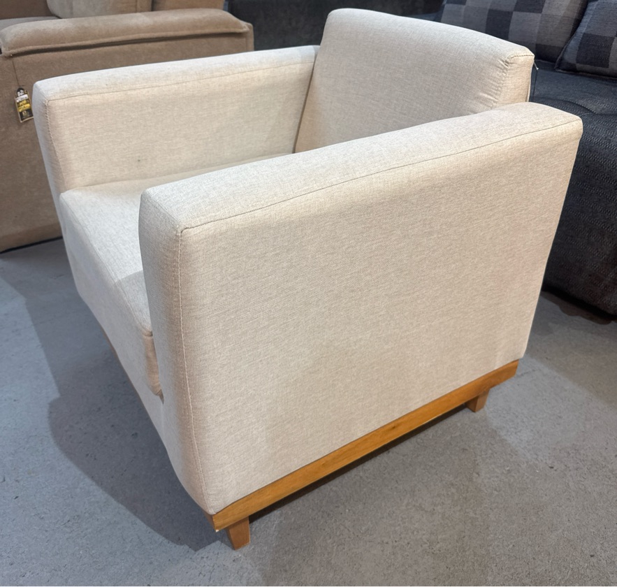 Poltrona c/ base em Madeira, Linho Areia - Showroom