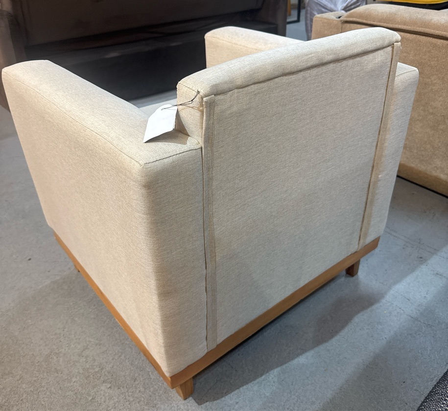 Poltrona c/ base em Madeira, Linho Areia - Showroom