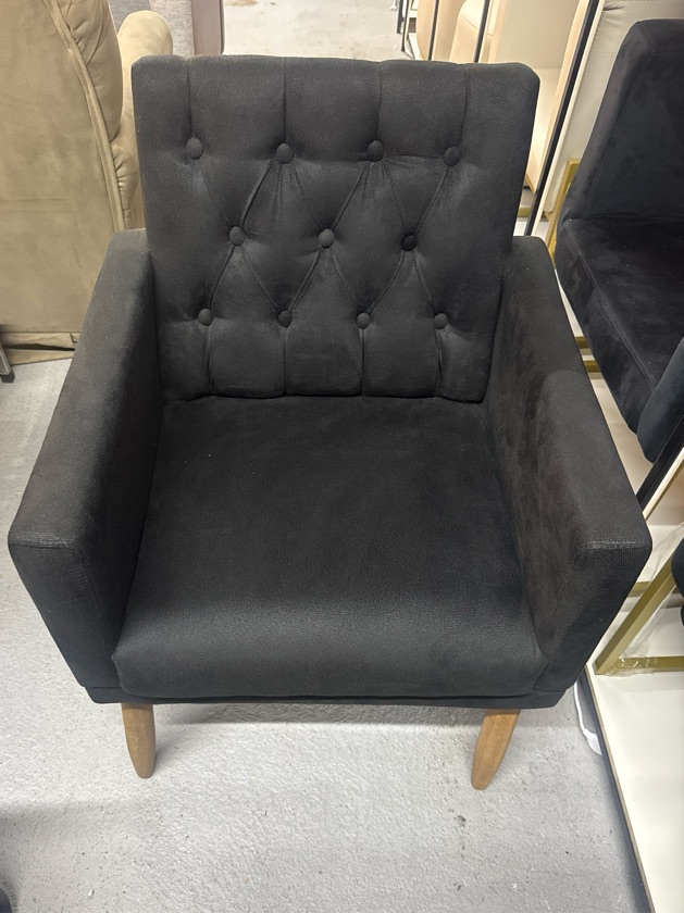 POLTRONA CAPITONE SUEDE PRETA
