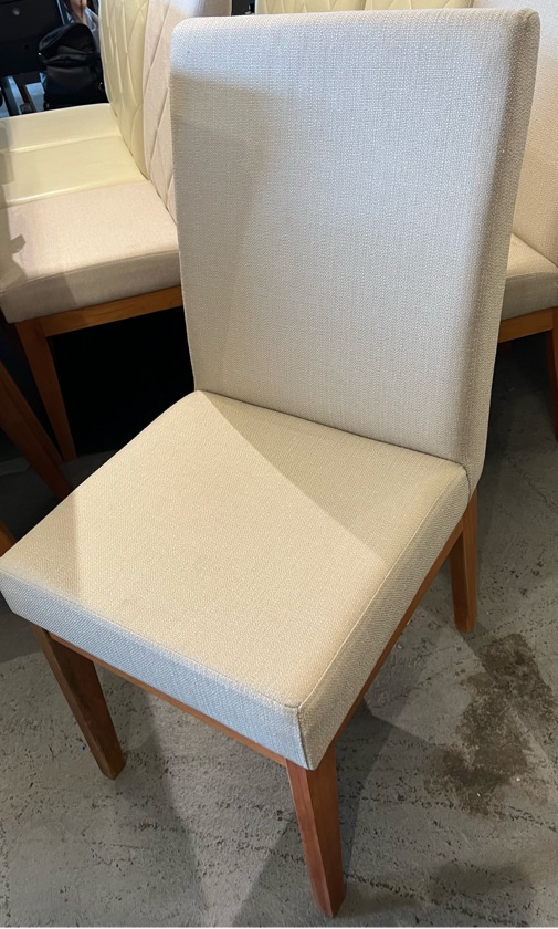 Cadeira Taurina pes de madeira - showroom