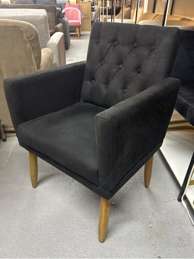 POLTRONA CAPITONE SUEDE PRETA