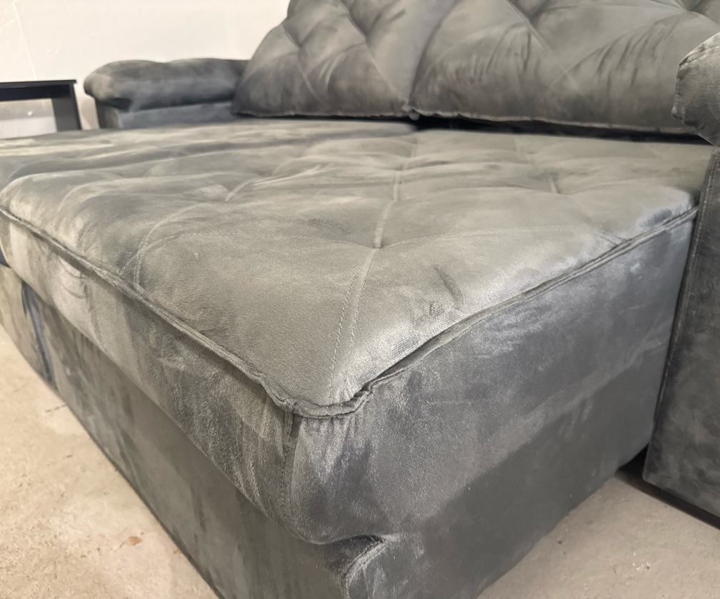 Sofá Balance 2,50mts. Veludo Chumbo, Duplo Molejo - Showroom