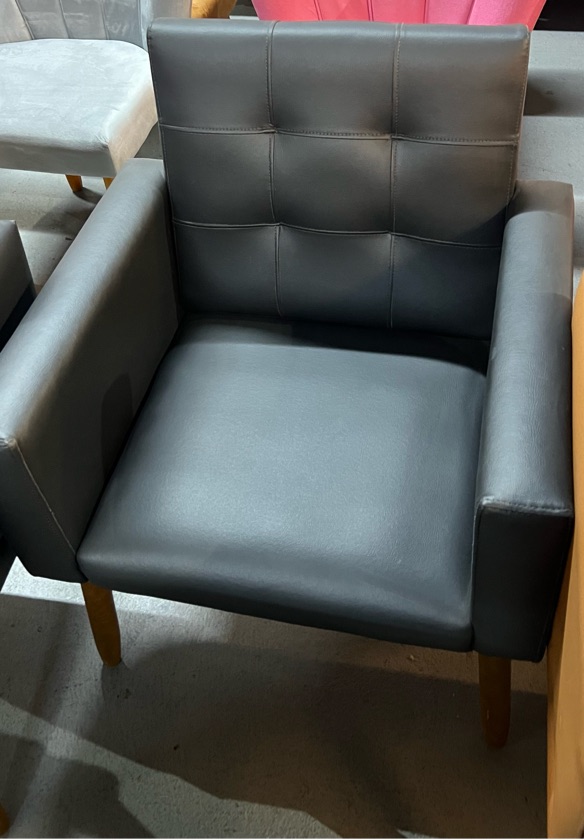 Poltrona em corano encosto costurado - showroom