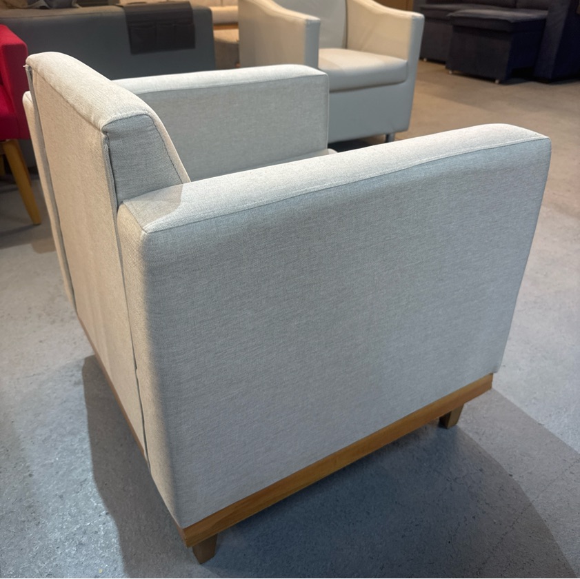 Poltrona c/ base em Madeira, Linho Areia - Showroom