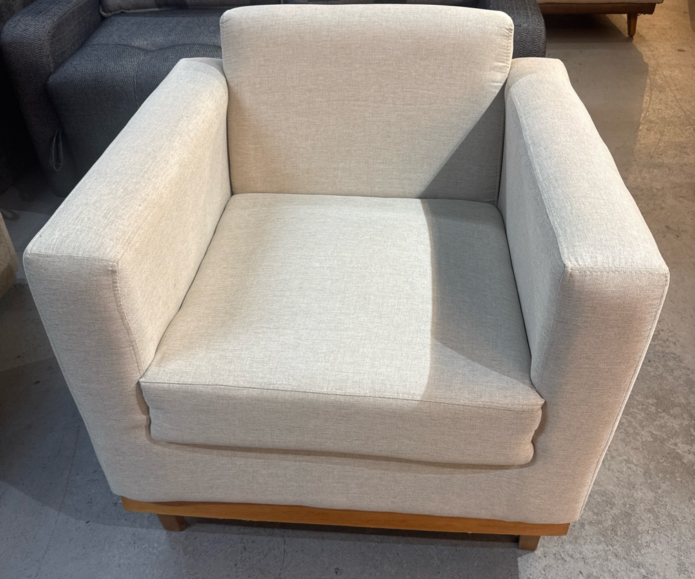 Poltrona c/ base em Madeira, Linho Areia - Showroom