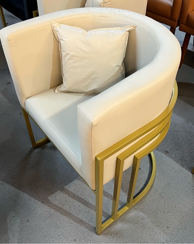 Poltrona oval com base industrial (3 ferros) - showroom
