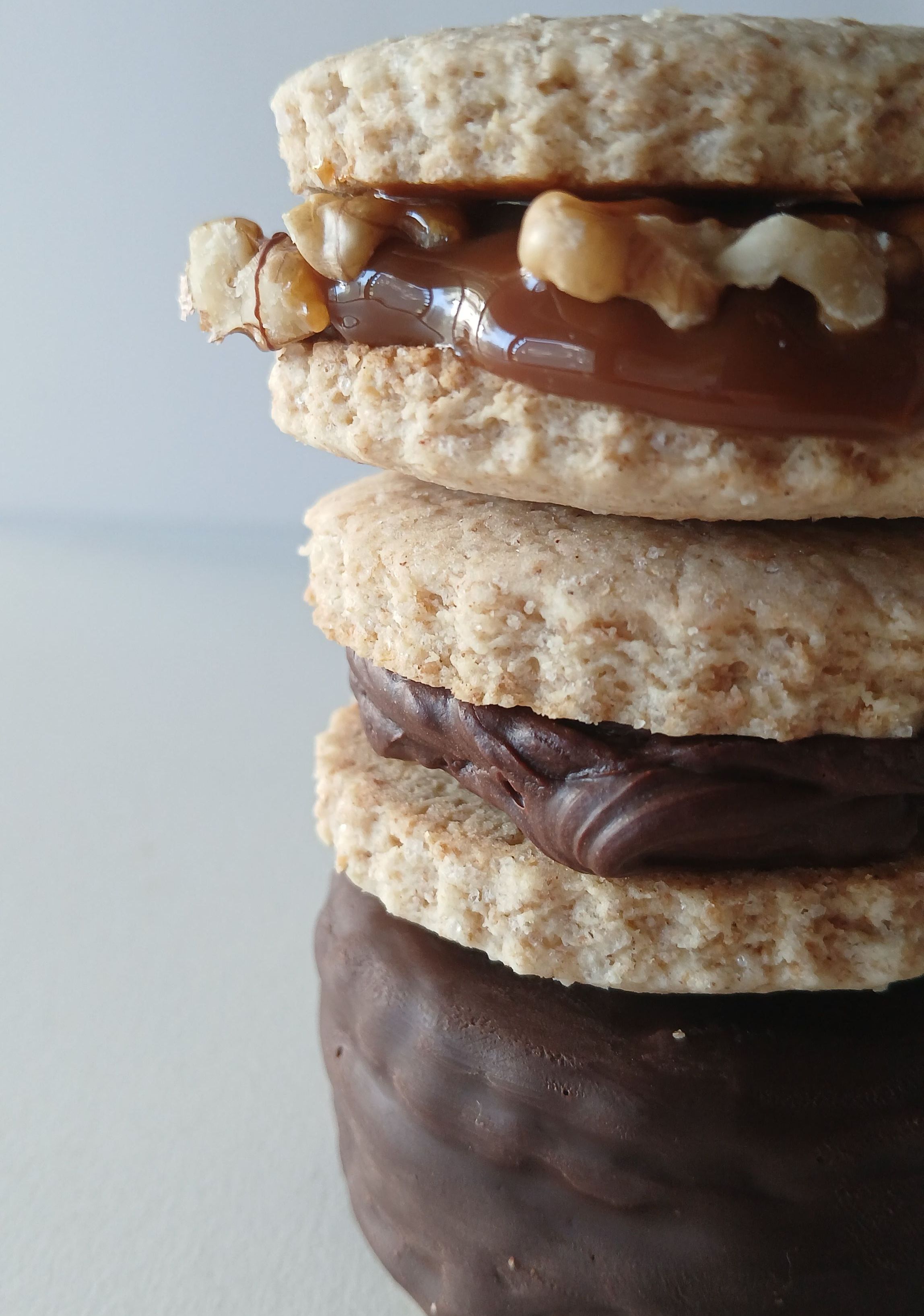 Trio de Alfajores integrales (Mouse de choco, Dulce de leche y nuez, y dulce de leche y chocolate)