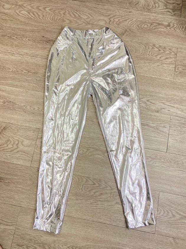 Pantalón plateado metalizado