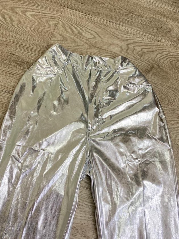 Pantalón plateado metalizado