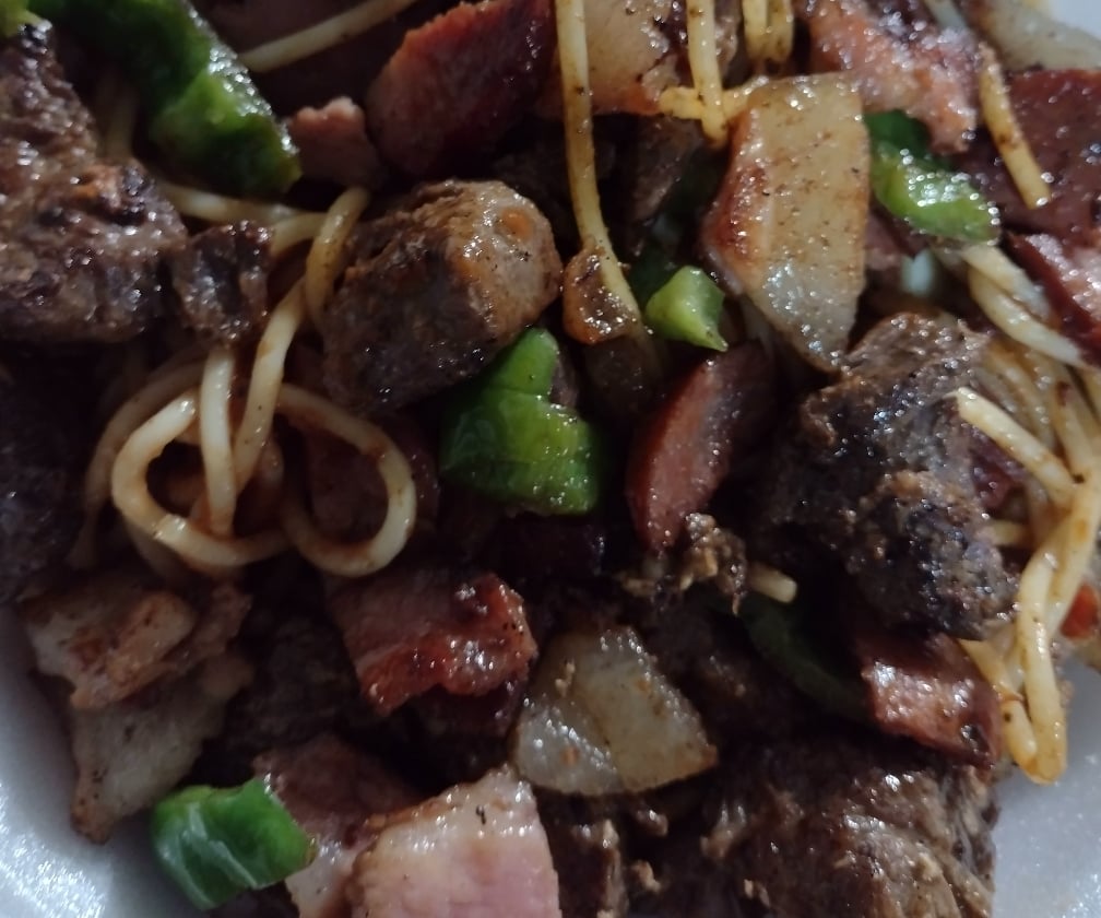 Macarrão na chapa de carne